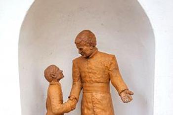 Sochy před kostelem Povýšení svatého Kříže v Litomyšli. (© Pavel Vítek  09/2025)