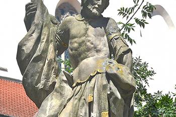 Sochy před kostelem Povýšení svatého Kříže v Litomyšli. (© Pavel Vítek  09/2025)