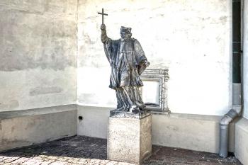 Sochy před kostelem Povýšení svatého Kříže v Litomyšli. (© Pavel Vítek  09/2025)