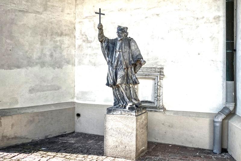 sochy u kostela Povýšení sv. Kříže