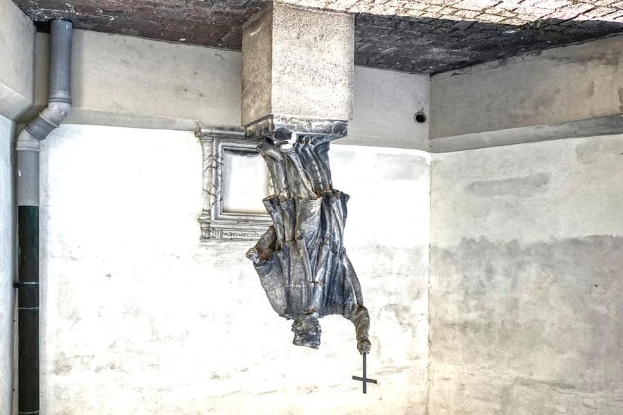 sochy u kostela Povýšení sv. Kříže