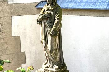 Sochy před kostelem Povýšení svatého Kříže v Litomyšli. (© Pavel Vítek  09/2025)