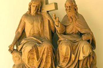 Sochy před kostelem Povýšení svatého Kříže v Litomyšli. (© Pavel Vítek  09/2025)