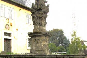 Sousoší sv. Jana Nepomuckého ve Skalici u České Lípy. (© Pavel Vítek  10/2025)