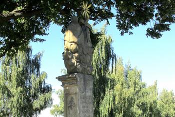 Socha Nejsvětější Trojice v Dolním Újezdu u Litomyšle, u silnice na Vidlatou Seč (© Pavel Vítek  09/2025)