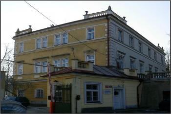 Vrátnice při vstupu do zámeckého areálu ( © Petr Turyna 01/2006)