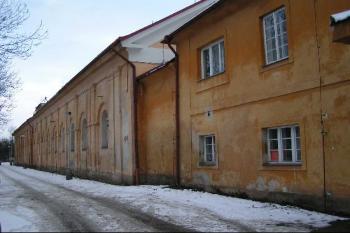Severní pohled na budovy v areálu zámku ( © Petr Turyna 02/2004)