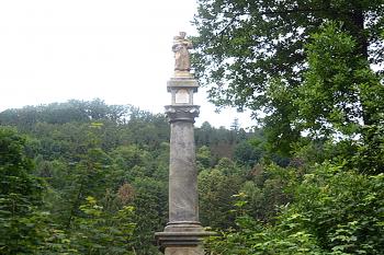 Sloup  se sochou sv. Antonína Paduánského ve Skalici u České Lípy. (© Pavel Vítek  10/2025)