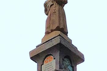 Sloup  se sochou sv. Antonína Paduánského ve Skalici u České Lípy. (© Pavel Vítek  10/2025)