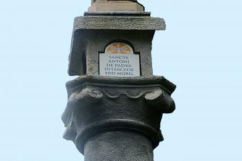 Sloup  se sochou sv. Antonína Paduánského ve Skalici u České Lípy. (© Pavel Vítek  10/2025)