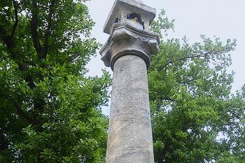 Sloup  se sochou sv. Antonína Paduánského ve Skalici u České Lípy. (© Pavel Vítek  10/2025)