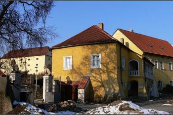 Zámeček se sýpkou od jihovýchodu ( © Petr Turyna 01/2006)
