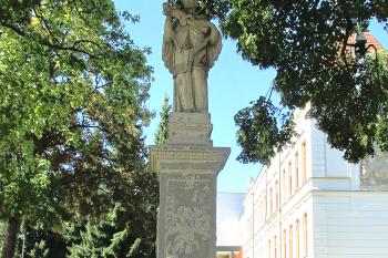 Socha sv. Jana Nepomuckého v Dolním Újezdu u Litomyšle. (© Pavel Vítek  09/2025)