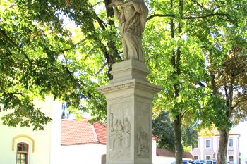 Socha sv. Jana Nepomuckého v Dolním Újezdu u Litomyšle. (© Pavel Vítek  09/2025)