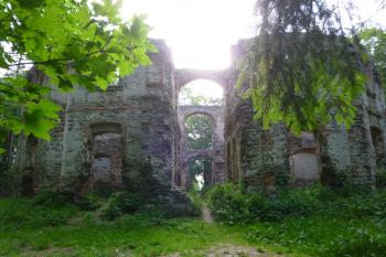 zřícenina kaple a letohrádku Vysoká (© Vlastislav Mareček, 05/2016)