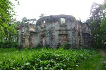 zřícenina kaple a letohrádku Vysoká (© Vlastislav Mareček, 05/2016)