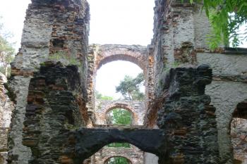 zřícenina kaple a letohrádku Vysoká (© Vlastislav Mareček, 05/2016)