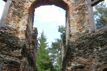 zřícenina kaple a letohrádku Vysoká (© Vlastislav Mareček, 05/2016)