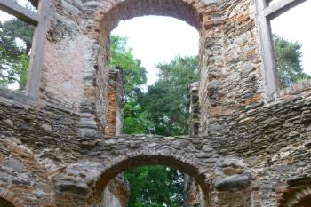 zřícenina kaple a letohrádku Vysoká (© Vlastislav Mareček, 05/2016)