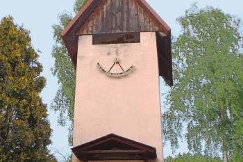 Sluneční hodiny v obci Radvanec mezi Novým Borem a Sloupem v Čchách. (© Pavel Vítek  10/2025)