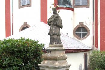 Socha sv. Jana Nepomuckého u kostela Narození sv. Jana Křtitele v Kamenickém Šenově.  (© Pavel Vítek  10/2025)