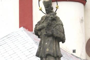Socha sv. Jana Nepomuckého u kostela Narození sv. Jana Křtitele v Kamenickém Šenově.  (© Pavel Vítek  10/2025)