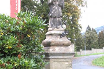 Socha sv. Jana Nepomuckého u kostela Narození sv. Jana Křtitele v Kamenickém Šenově.  (© Pavel Vítek  10/2025)