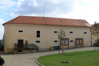 Toulcův dvůr - sýpka, obsahující zdivo středověké tvrze. (© Jan Boukal, 9/2011)