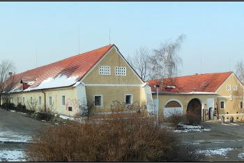 Hospodářská stavení jihovýchodní části areálu ( © Petr Turyna 01/2006)