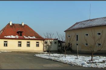 Býv. lovecký zámeček a špýchar se zbytky gotického zdiva tvrze ( © Petr Turyna 01/2006)