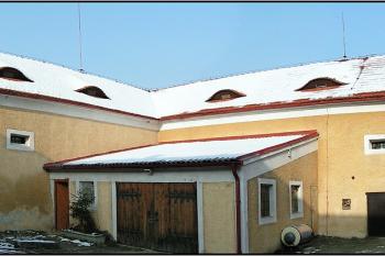 Pohled z dvora tvrze ( © Petr Turyna 01/2006)