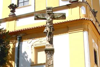 Kříž v Dubu nad Moravou přrd kostelem. (© Pavel Vítek  09/2025)