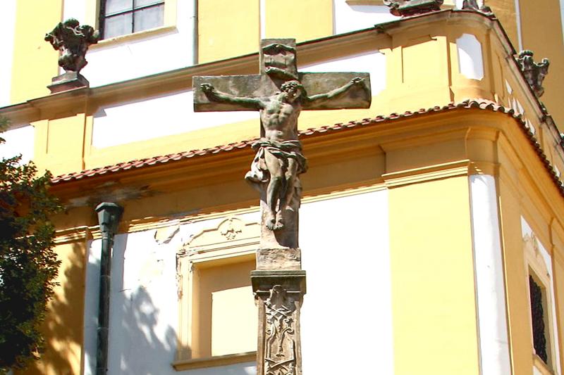 kříž u kostela