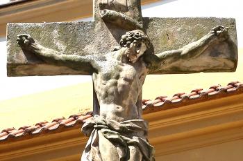 Kříž v Dubu nad Moravou přrd kostelem. (© Pavel Vítek  09/2025)