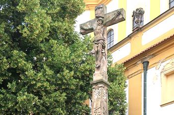 Kříž v Dubu nad Moravou přrd kostelem. (© Pavel Vítek  09/2025)