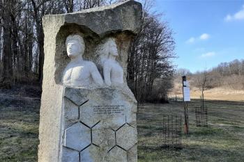 pomník Mrštíkovi (© Robert Medek 03/2023)