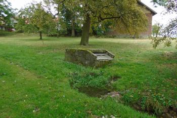 mlýnský kámen - jediný pozůstatek z mlýna (© Jaroslav Špiroch  09/2025)