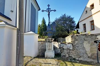 památkově chráněný krucifix u vstupu na hřbitov (© Milan Caha  09/2024)
