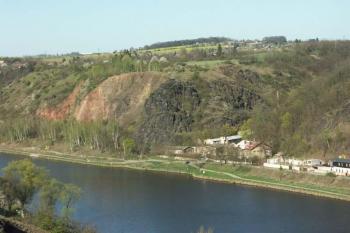 Hradiště Zámky  - pohled na ostrožnu z protějšího břehu Vltavy (© Milan Caha, 04/2007)