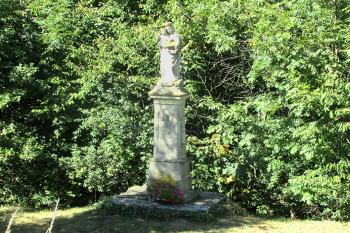  Socha Madony s Ježíškem v Dolním Újezdu u Litomyšle. (© Pavel Vítek  09/2025)