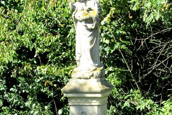  Socha Madony s Ježíškem v Dolním Újezdu u Litomyšle. (© Pavel Vítek  09/2025)