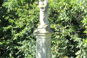  Socha Madony s Ježíškem v Dolním Újezdu u Litomyšle. (© Pavel Vítek  09/2025)