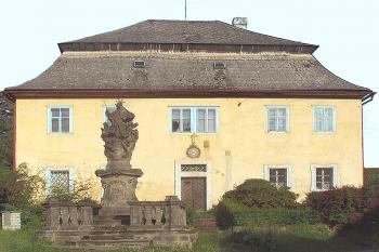 Fara ve Skalici u České Lípy. (© Pavel Vítek  10/2025)