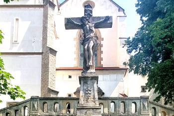 Kříž před kostelem Povýšení sv. Kříže v Litomyšli. (© Pavel Vítek  09/2025)