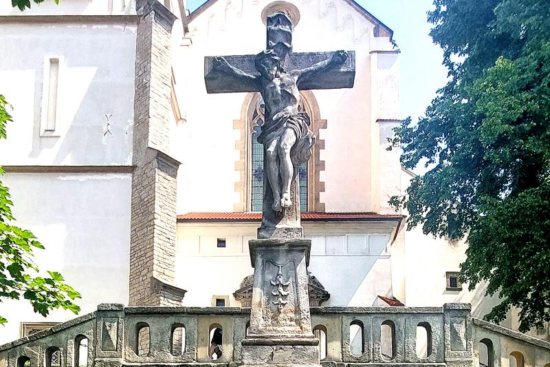 kříž u kostela Povýšení sv. Kříže.