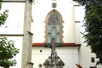 Kříž před kostelem Povýšení sv. Kříže v Litomyšli. (© Pavel Vítek  09/2025)