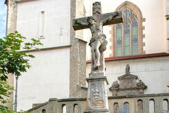 Kříž před kostelem Povýšení sv. Kříže v Litomyšli. (© Pavel Vítek  09/2025)