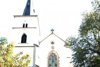 Kříž před kostelem Povýšení sv. Kříže v Litomyšli. (© Pavel Vítek  09/2025)