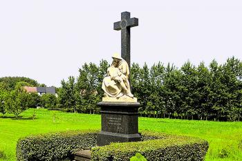 Socha Piety v Nenakonicích,  místní části Věrovan, ležící jižně od Dubu nad Moravou. (© Pavel Vítek  09/2025)