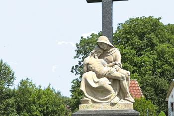 Socha Piety v Nenakonicích,  místní části Věrovan, ležící jižně od Dubu nad Moravou. (© Pavel Vítek  09/2025)